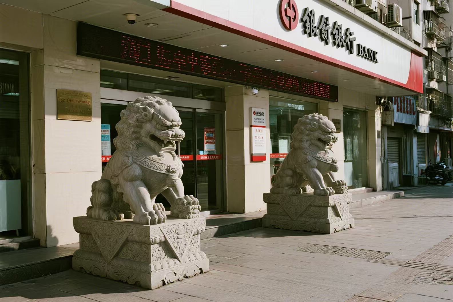 为什么银行总放石狮子？玄学里的讲究大揭秘